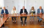 W sali konferencyjnej za stołem siedzą minister Zbigniew Stawicki, dyrektor Beata Oleśkiewicz, dyrektor Izabela Zawadzka, dyrektor Jarosław Edeński i dyrektor Czesław Kalinowski