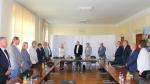 W sali konferencyjnej za stołem stoją minister Zbigniew Stawicki, dyrektorzy i zastępcy izb administracji skarbowej oraz prelegenci