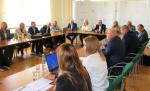 W sali konferencyjnej za stołem siedzą minister Zbigniew Stawicki, dyrektorzy i zastępcy izb administracji skarbowej oraz prelegenci