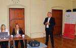 Naczelnik Gralak wita gości w sali konferencyjnej i zapowiada prezentację merytoryczną