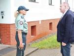 Nadkomisarz Gębala składa meldunek ministrowi Stawickiemu przed budynkiem Urzędu Celno Skarbowego na ulicy Żołnierskiej w Szczecinie