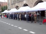 Pod namiotami w szerach stoją Dyrektor Izby, Wojewoda i zaproszeni goście