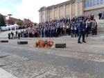 Pokaz psów służbowych. Na schodach stoją goście i oglądają pokaz