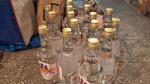 Butelki nielegalnego alkoholu ustawione na podłodze