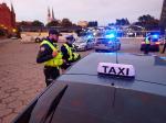 Funkcjonariusze Zachodniopomorskiego Urzędu Celno-Skarbowego w Szczecinie, wspólnie z funkcjonariuszami zachodniopomorskiej Policji i Straży Granicznej oraz Inspekcją Transportu Drogowego, przeprowadzą na terenie województwa zachodniopomorskiego działania ukierunkowane na kontrole kierujących pojazdami wykonującymi krajowy przewóz drogowy osób (taxi, przewozy na aplikację, przewozy regularne i okazjonalne).