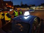 Funkcjonariusze Zachodniopomorskiego Urzędu Celno-Skarbowego w Szczecinie, wspólnie z funkcjonariuszami zachodniopomorskiej Policji i Straży Granicznej oraz Inspekcją Transportu Drogowego, przeprowadzą na terenie województwa zachodniopomorskiego działania ukierunkowane na kontrole kierujących pojazdami wykonującymi krajowy przewóz drogowy osób (taxi, przewozy na aplikację, przewozy regularne i okazjonalne).