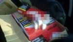 Zdjęcie przedstawia kartony, w których znajdują się nielegalne papierosy