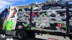 Ciężarówka z odsłoniętą naczepą, wypełnioną reklamówkami ze śmieciami