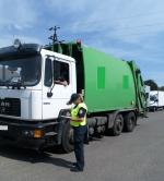 Funkcjonariuszka celno-skarbowa kontroluje pojazd przewożący odpady 